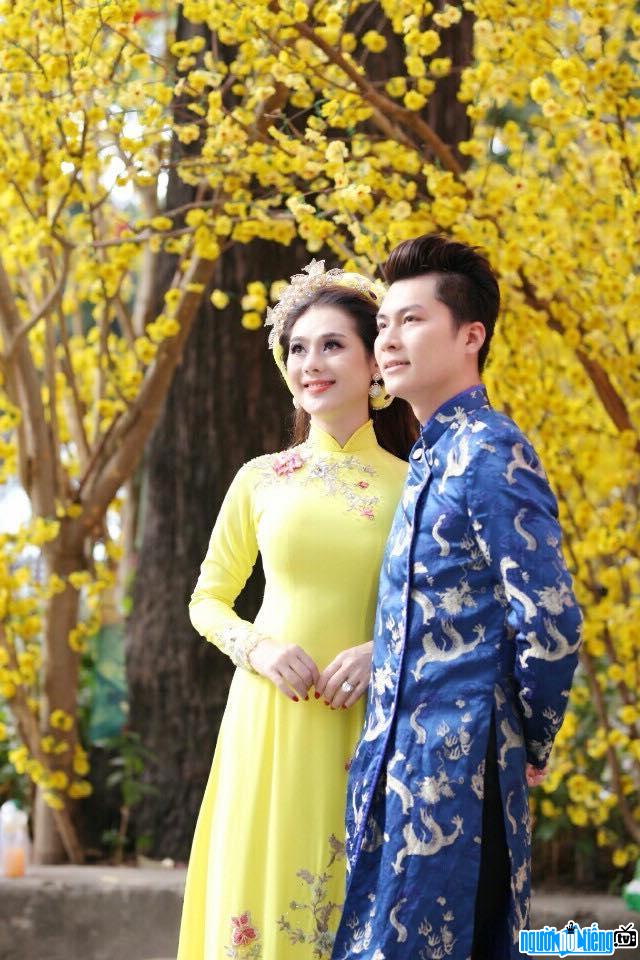 Bức ảnh ca sĩ Lâm Chí Khanh và chồng sắp cưới