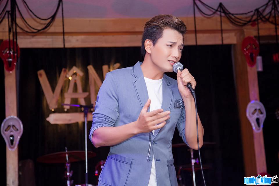 Hình ảnh ca sĩ Nguyễn Lê Bá Thắng đang biểu diễn trên sân khấu