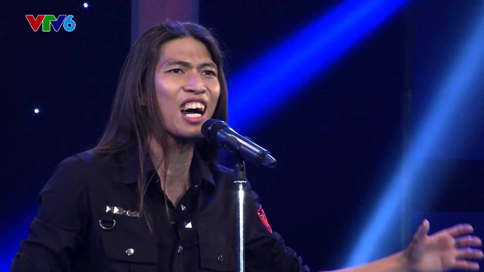 Hình ảnh ca sĩ Viết Thanh trong một chương trình truyền hình