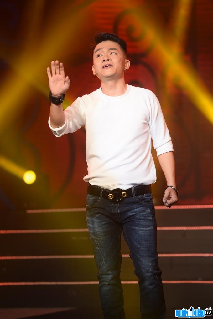 HÌnh ảnh ca sĩKỳ Phương đang biểu diễn trên sân khấu