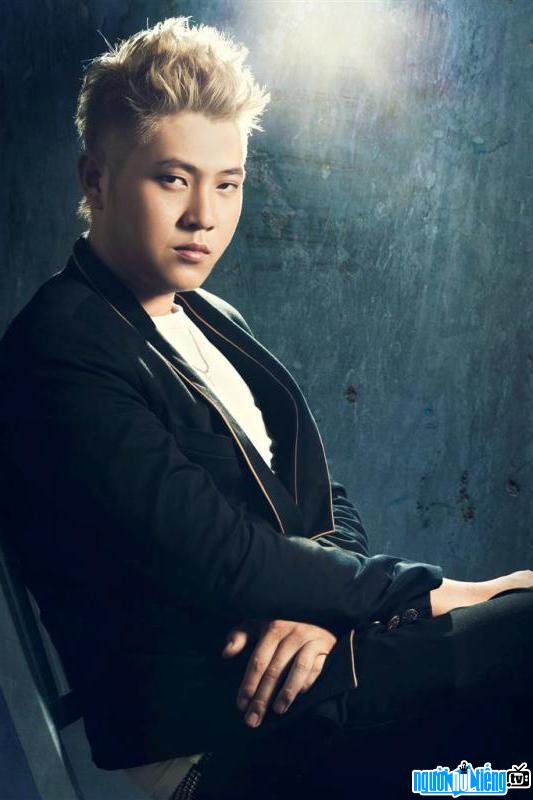 Không chỉ có niềm đam mê với ca hát mà Huỳnh Nhật Long còn là một nhạc sĩ trẻ tiềm năng trong tương lai