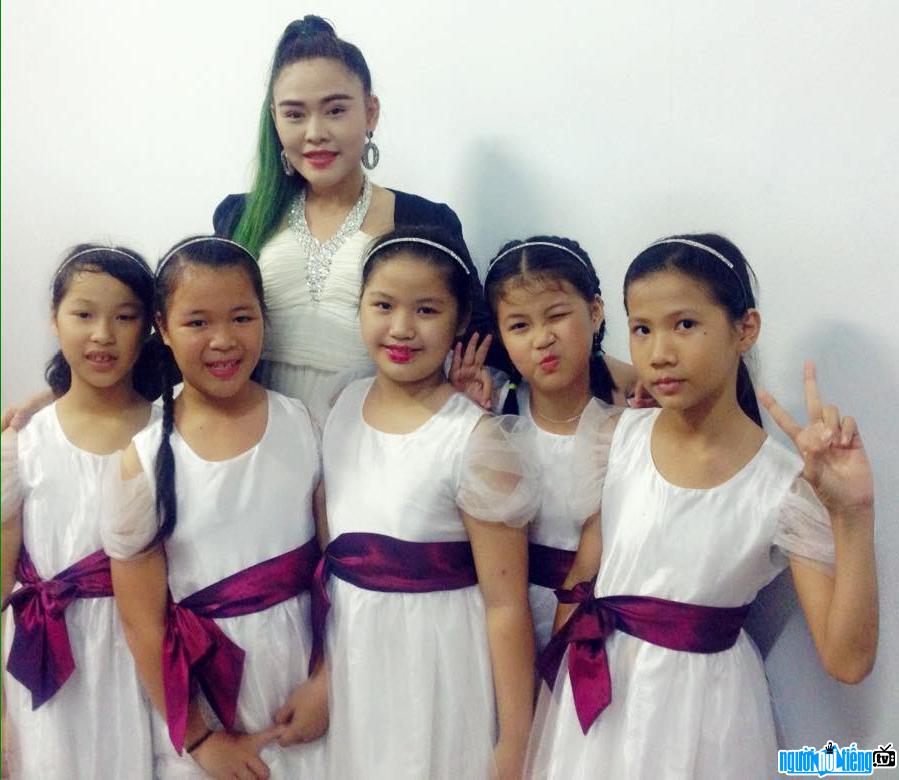Zina Bya bên các em học sinh của mình