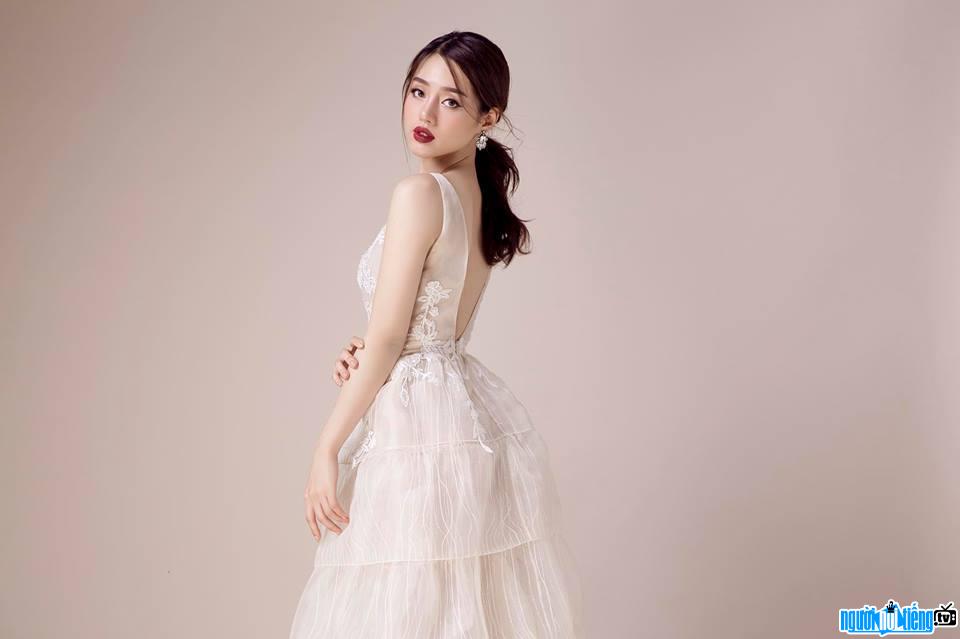 Hình ảnh hot girl Đặng Khánh Linh xinh đẹp và gợi cảm với đầm ren trắng