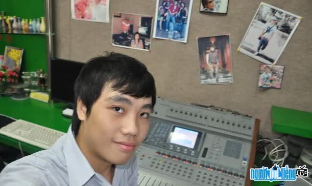 Kendree trong phòng thu âm của mình