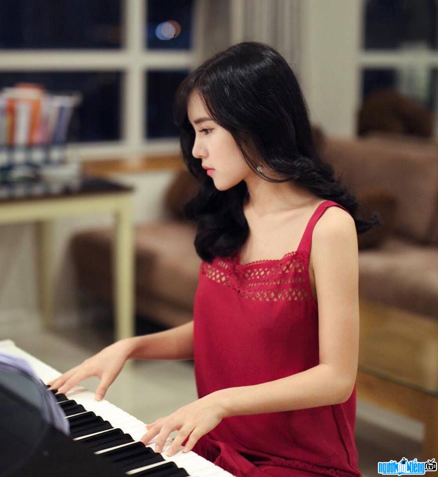 Hình ảnh hot girl Vân Shi đang chơi đàn