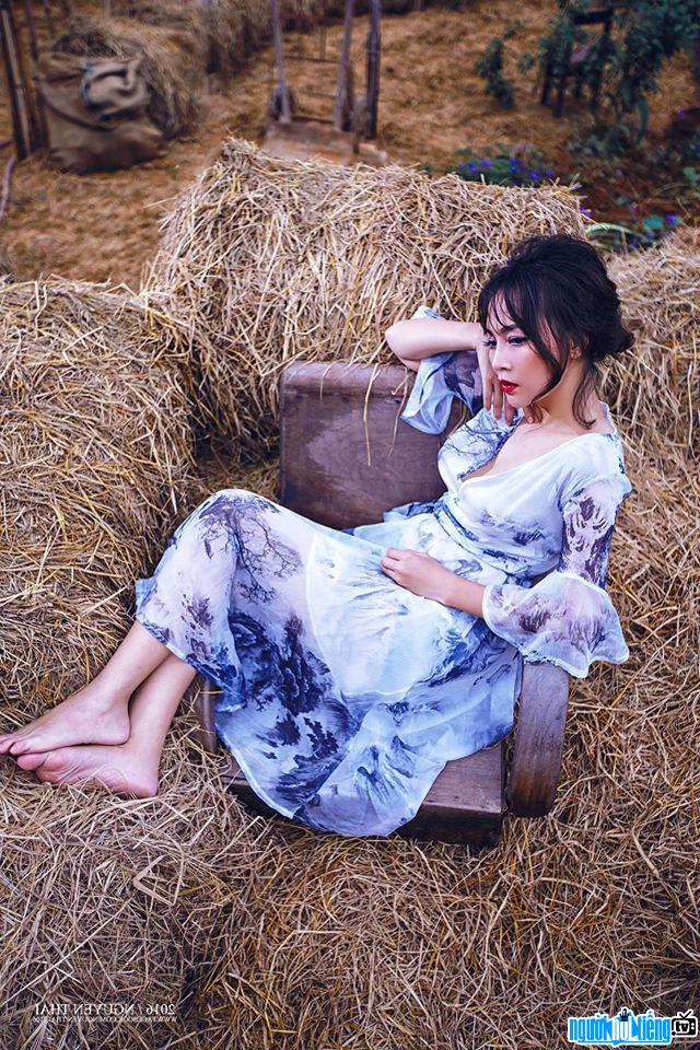Hình ảnh nữ ca sĩ Trần Mỹ Ngọc gợi cảm trong bộ anh mới của cô