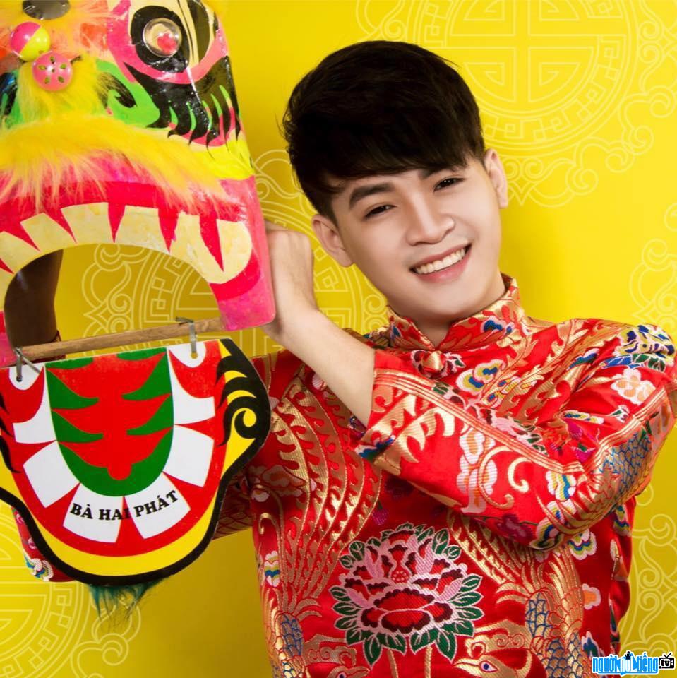 Hình ảnh ca sĩ Cảnh Minh trong MV nhạc xuân của mình