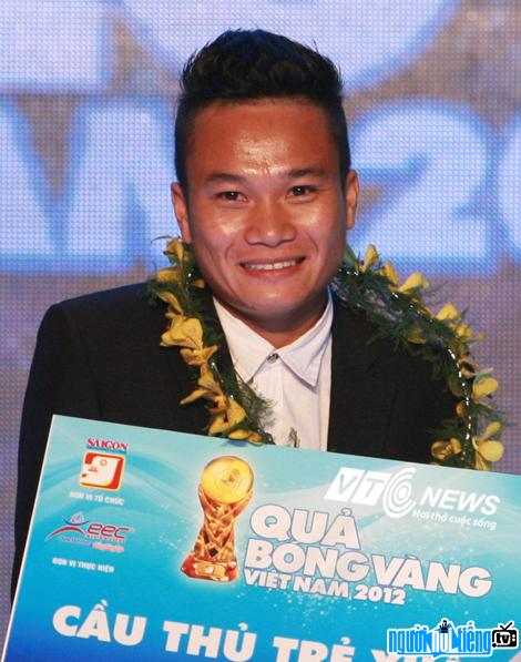 Hình ảnh cầu thủ Trần Phi Sơn khi nhận giải thưởng Quả Bóng Vàng