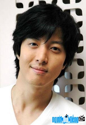 Nam diễn viên ca sĩ điển trai Lee Dong - gun