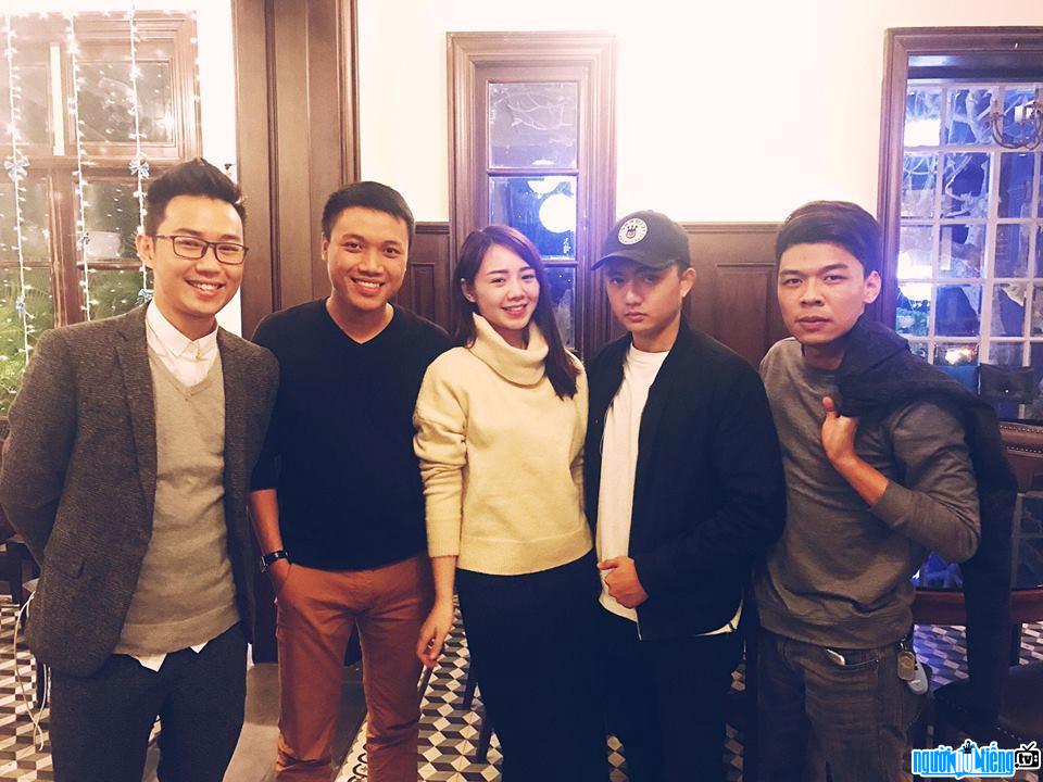 Bức ảnh diễn viên Quỳnh Kool cùng các thành viên của Kem Xôi TV