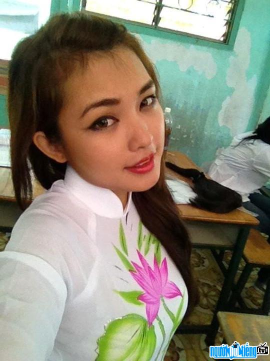 Hình ảnh hot girl Trương Quý Nhi trong vai diễn cô giáo trong "Kính vạn bông"
