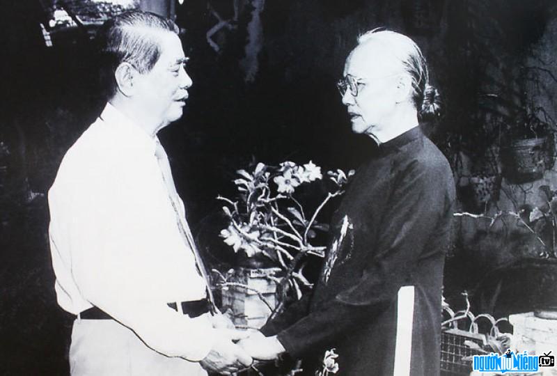Tổng bí thư Nguyễn Văn Linh và người vợ của mình