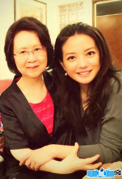 Quỳnh Dao cùng với nữ diễn viên Triệu Vy