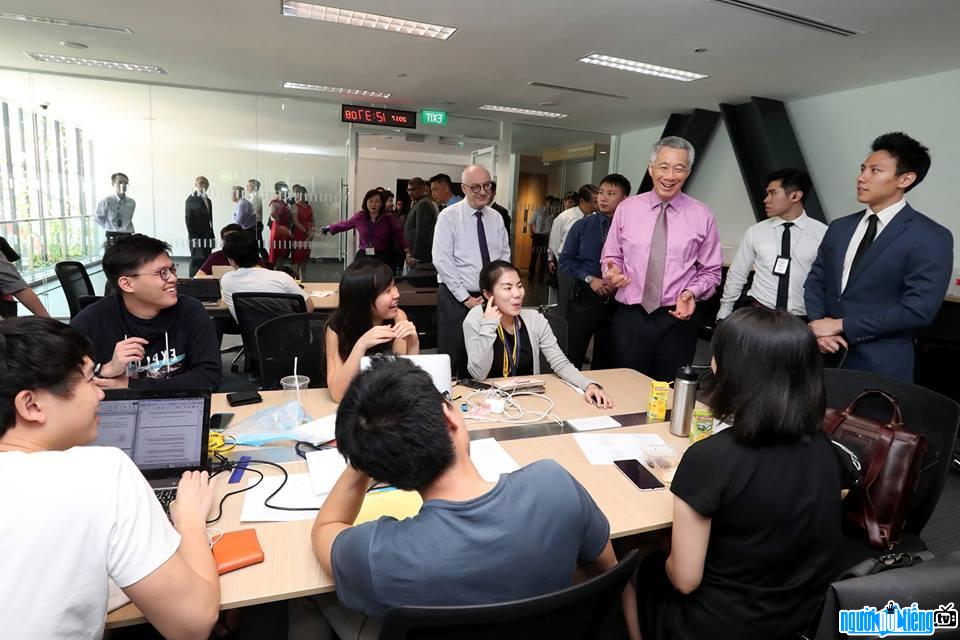 Lý Hiển Long trong buổi gặp mặt các sinh viên trường Đại học Luật Singapore