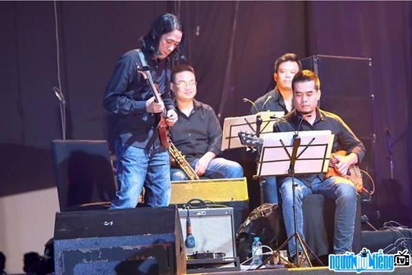 Trần Thanh Phương cùng với các nhạc công khác trong đêm nhạc giấc mơ mùa thu