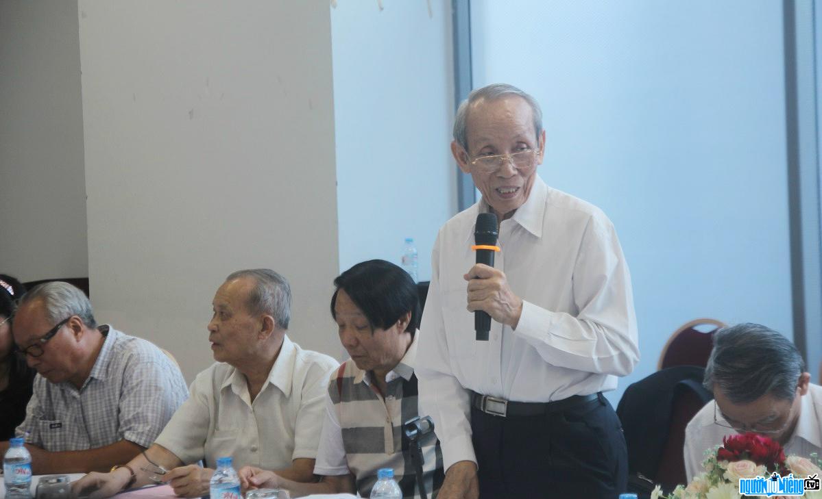 Hình ảnh Giáo sư tiến sĩ Trần Hồng Quân phát biểu trong một cuộc họp
