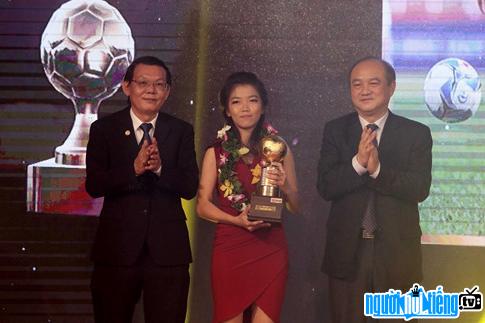 Huỳnh Như trong lễ trao giải Quả bóng vàng 2016