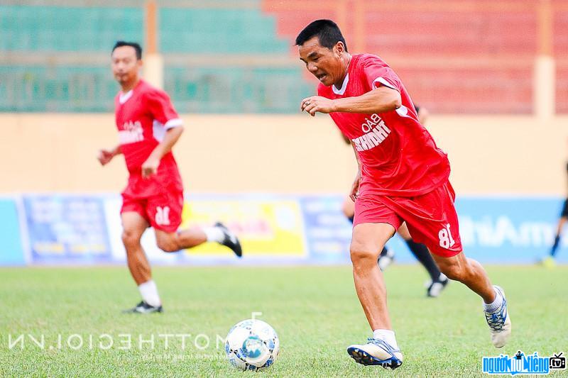 Huấn luyện viên Nguyễn Hữu Đang trong trận thi đấu giao hữu giữa đội Liên quân huấn luyện viên và Cựu cầu thủ Khánh Hòa