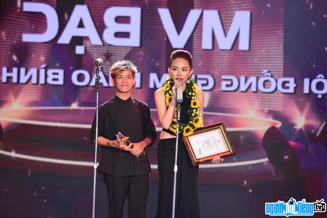 Đạo diễn Khương Vũ cùng với nữ ca sĩ Tóc Tiên vinh dự nhận giải MV Bạc
