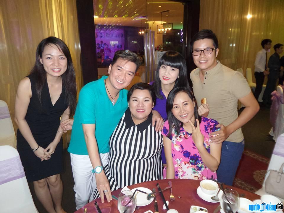 Diễn viên Tuyền Mập cùng với các anh chị em nghệ sĩ