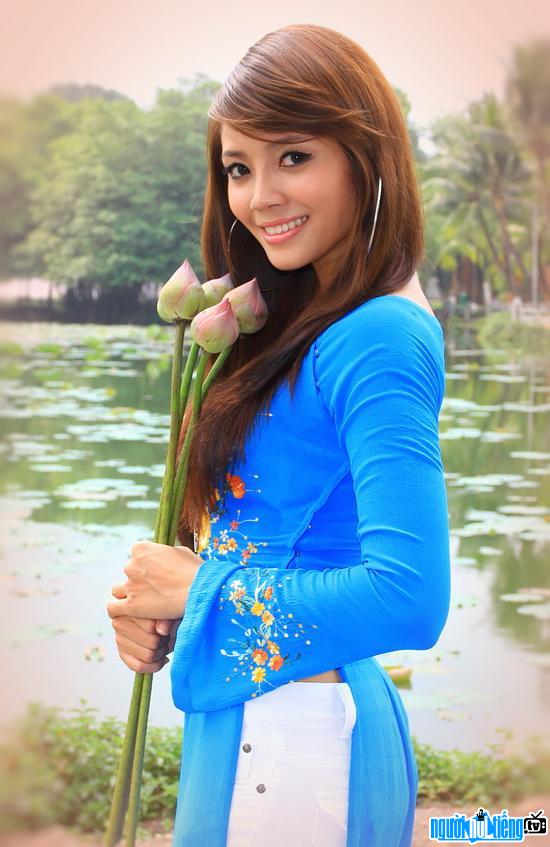 Bức ảnh ca sĩ Hoàng Nghi Lâm đọ sắc với hoa sen