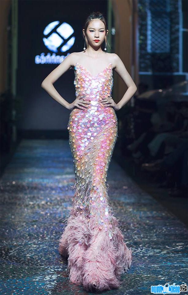 Hình ảnh người mẫu Phí Phương Anh đang catwalk trên một sàn diễn thời trang