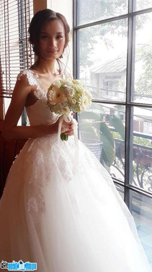 Người mẫu Lê Thúy trong bộ váy cô dâu xinh đẹp