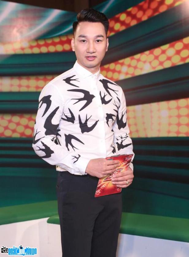 Hình ảnh Thành Trung làm người dẫn chương trình trong sóng truyền hình