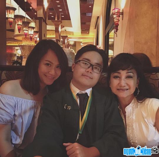 Nghệ sĩ Thanh Thanh Tâm cùng với hai người con của mình