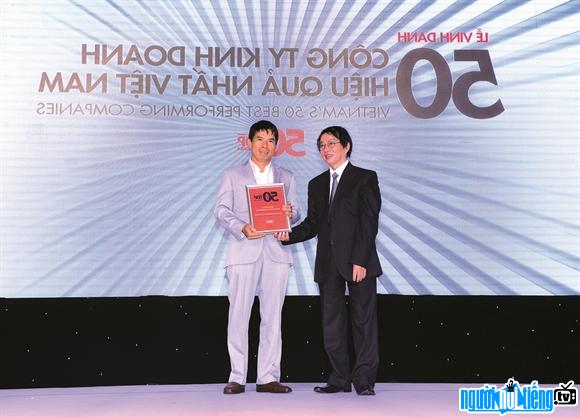 Nguyễn Đức Tài trong buổi nhận giải thưởng dành cho doanh nghiệp đứng đầu Top 50 của Nhịp Cầu Đầu Tư