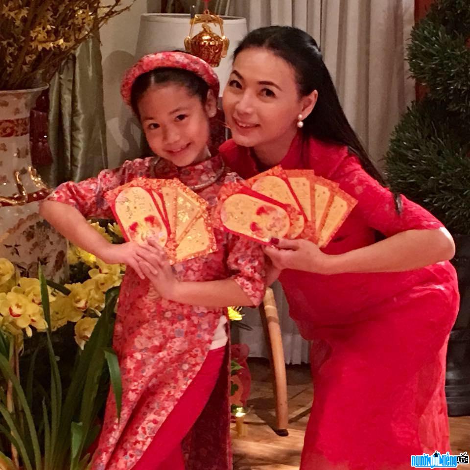 Ca sĩ Ninh Cát Loan Châu cùng với con gái của mình