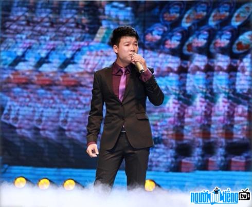 Hình ảnh ca sĩ Vũ Thắng Lợi biểu diễn trên Sân khấu