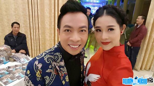 Nghệ sĩ ưu tú Việt Hoàn bên người vợ trẻ xinh đẹp của mình
