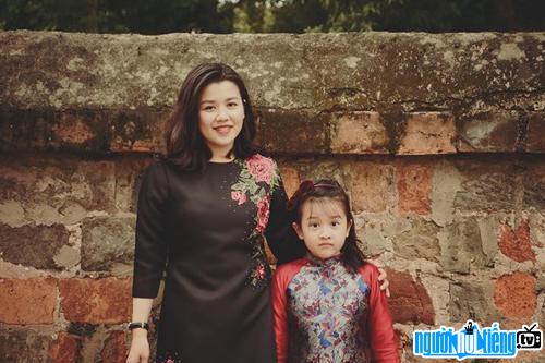 Biên tập viên Ngọc Diêp cùng với cô con gái lớn của mình