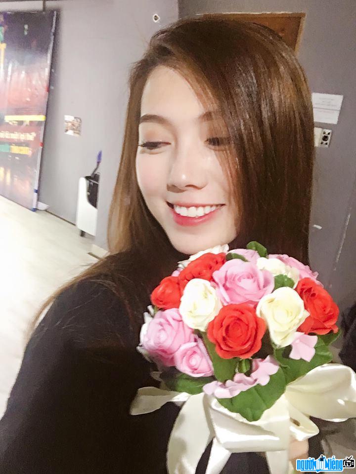 Bức ảnh diễn viên Nhi Katy đọ sắc cùng hoa