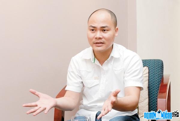 Nguyễn Tử Quảng trong một buổi phỏng vấn báo chí