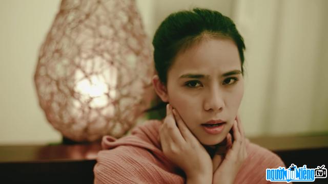 Hình ảnh ca sĩ Dương Hoàng Kim Chi trong MV Nội tâm