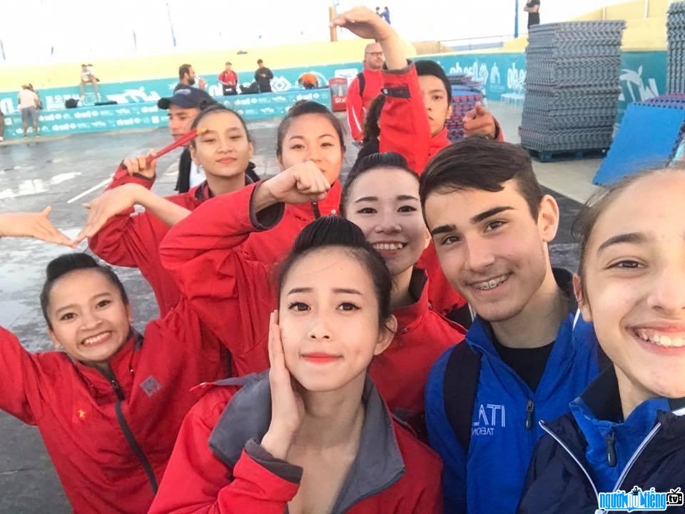 Vận động viên Châu Tuyết Vân cùng với các vận động viên khác trong cuộc thi tại Hy Lạp vừa qua