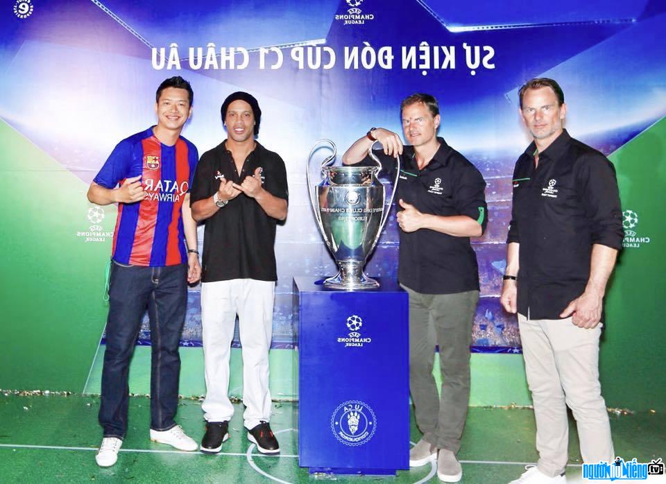 Hồ Đức Vĩnh cùng với ba huyền thoại bóng đá Ronaldinho - Ronald de Boer và Frank de Boer bên chiếc cúp Champions League tại sân quân khu 7 Hồ Chí Minh