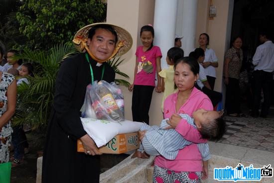 Linh mục JB Nguyễn Sang trong chuyến đi tình nguyện của mình