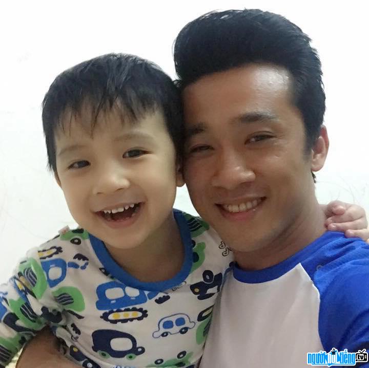 Ca sĩ Quang Hào vui vẻ bên cậu con trai kháu khỉnh của mình
