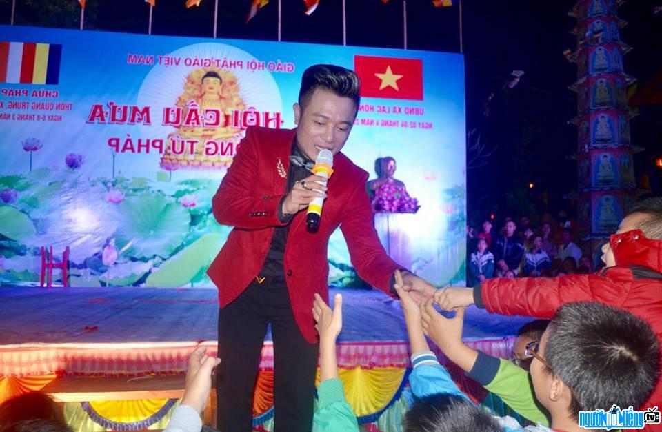 Hình ảnh ca sĩ Trịnh Thế Phong trong một buổi biểu diễn gần đây