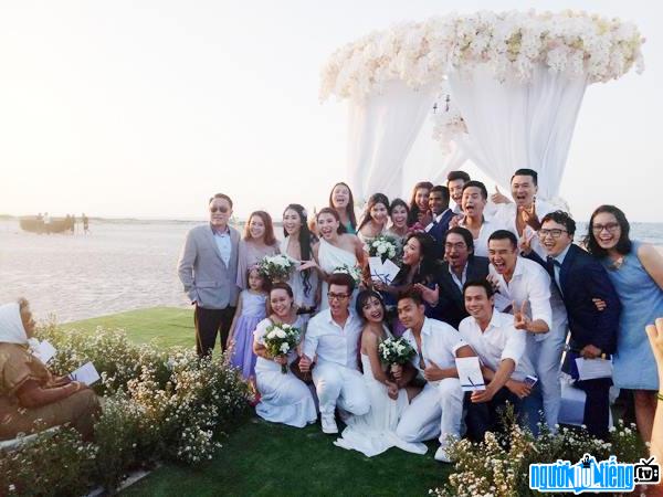 Bức ảnh diễn viên Nguyệt Ánh và bạn bè vui vẻ trong ngày cưới của cô