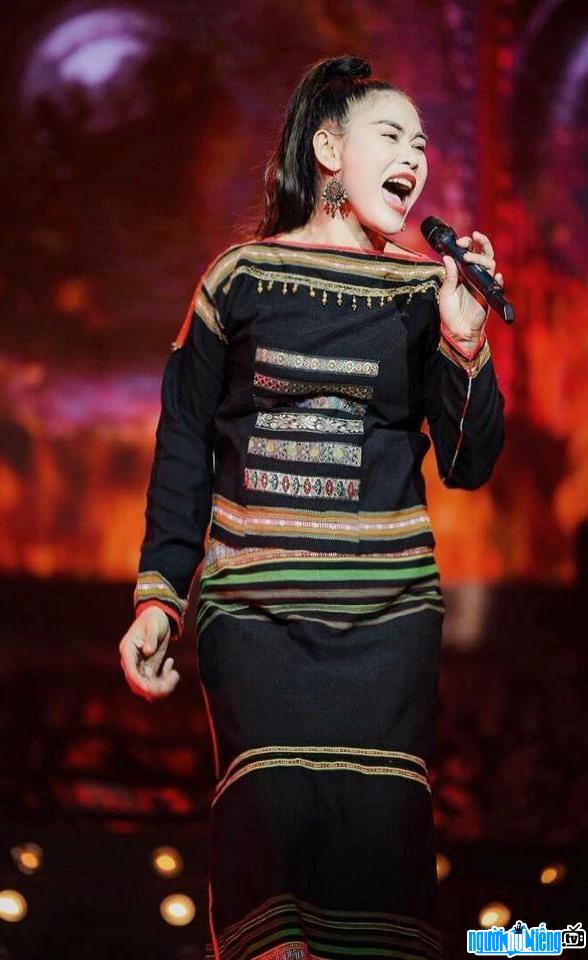 Ca sĩ Zina Bya - mang đậm chất lửa của một người con Tây Nguyên