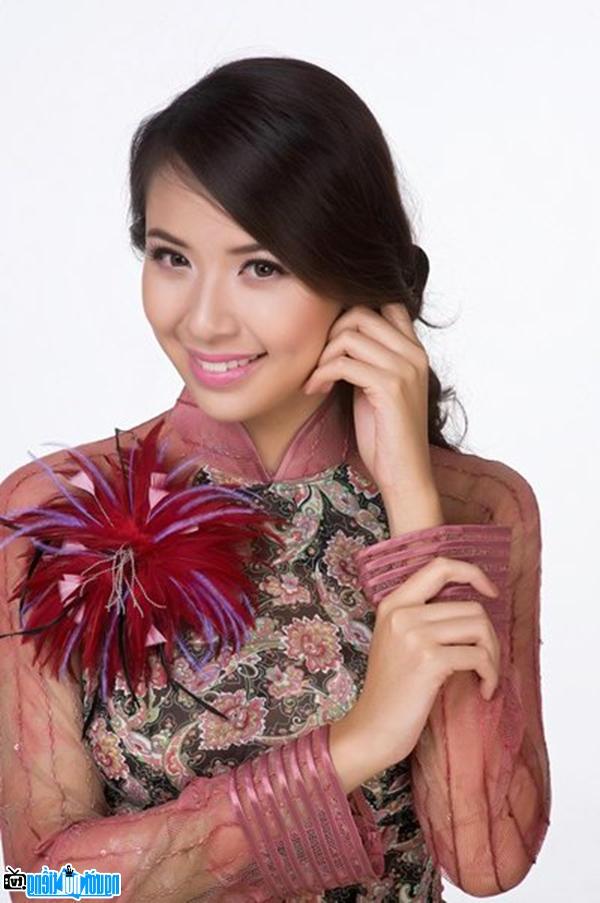Á hậu Nguyễn Ngọc Kiều Khanh xinh đẹp trong tà áo dài
