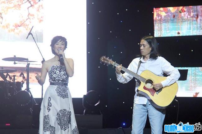 Nhạc sĩ Trần Thanh Phương cùng với Chị Bống Hồng Nhung biểu diễn
