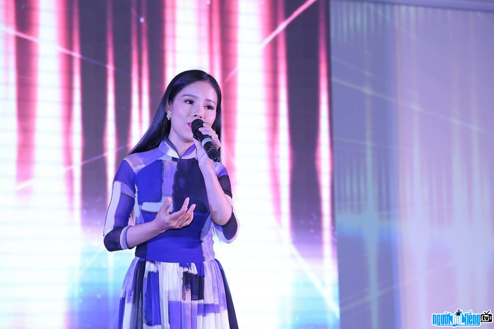 Hình ảnh ca sĩ Lâm Ngọc Hoa biểu diễn trong một chương trình gần đây