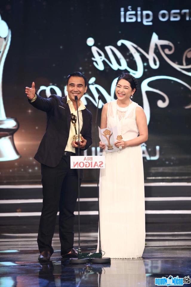 MC Quỳnh Hương cùng với MC Quyền Linh trong lễ trao giải Mai Vàng 2016