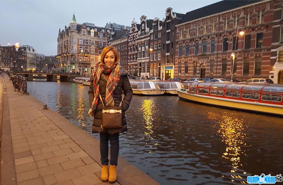 Hình ảnh Quỳnh Trân trong chuyến thăm đến đất nước Hà Lan
