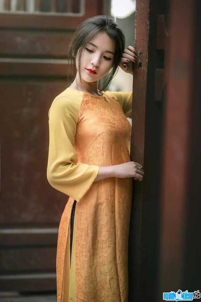 Hình ảnh người mẫu Thùy Dương dịu dàng trong tà áo dài